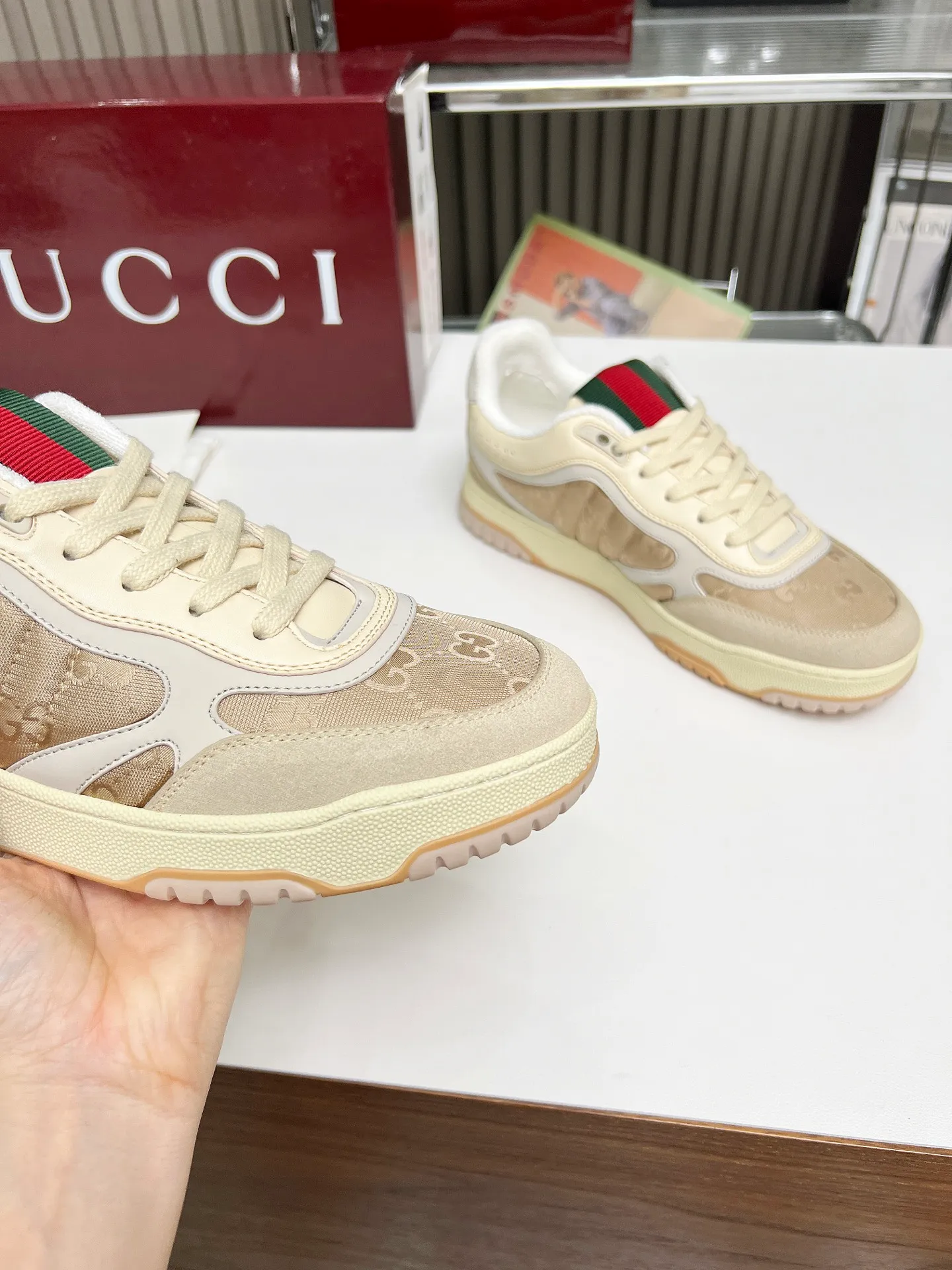 [G Home] P: 600💰 Couple size: Female 35-40. Male 39-44 (45 custom-made) 🆕2025.GUCC Gucci original order quality The latest popular high and low top aged couple sneakers series shipped original purchase development and production, this high and low top sneakers adopt a basketball-style silhouette design, cleverly integrated with hollow panels and distressed effects, showing unique ingenuity. The ingenuity incorporates brand logo details such as interlocking Double G styling accessories and Gucci lettering, a low-key tribute to the brand's design heritage. Exquisite packaging at the delivery counter 🛍📦 ▪️ Fabric: Original customized imported first-layer cowhide ▪️ Inner lining: Imported first-layer cowhide ▪️ Sole: Original molded two-color TPU sole ▪️ Sole thickness: 3cm